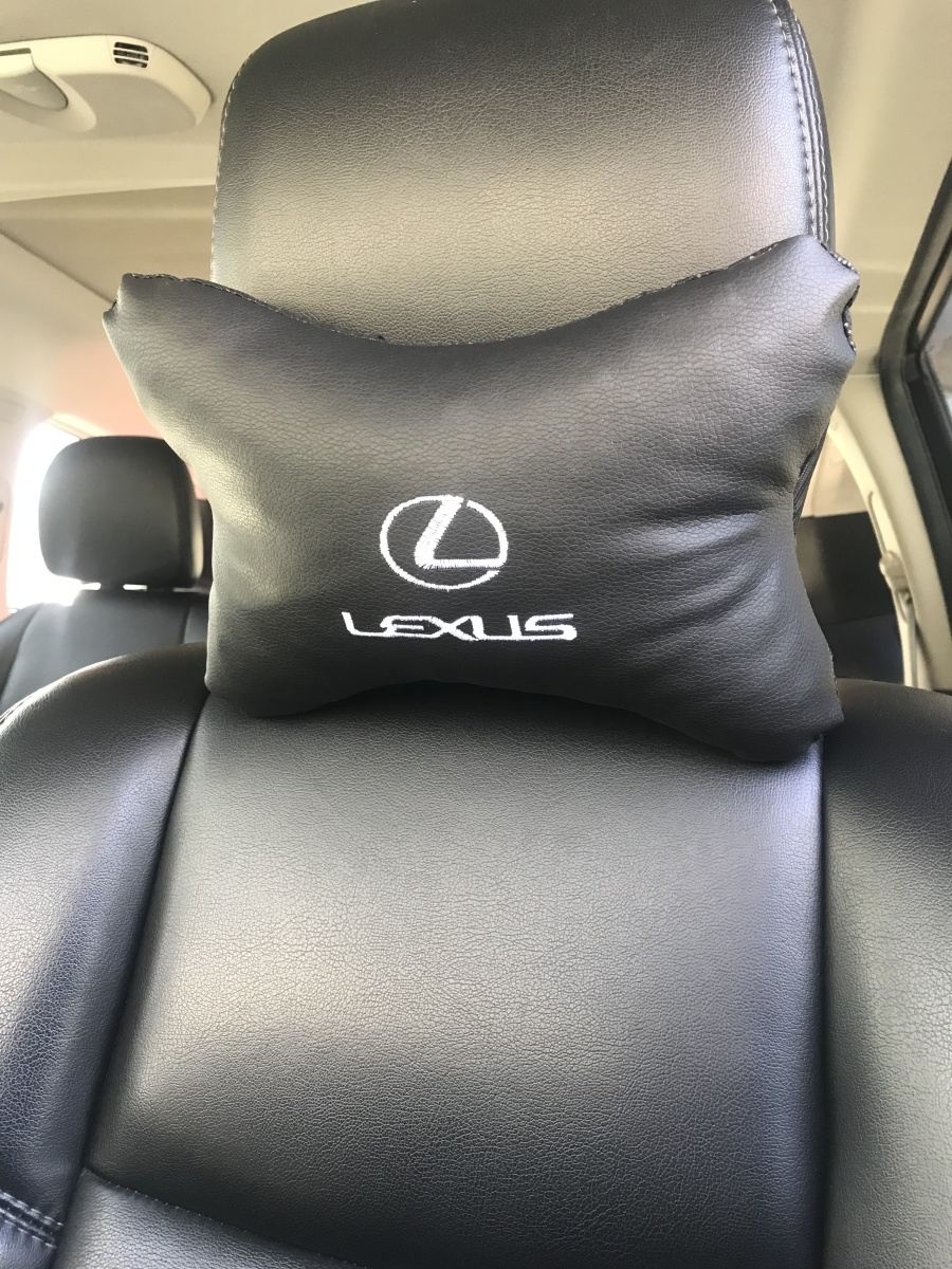 Подушки лексус. Подушка на подголовник Lexus 600. Подушка автомобильная для шеи Lexus. Подушка подголовник для автомобиля с котиком.