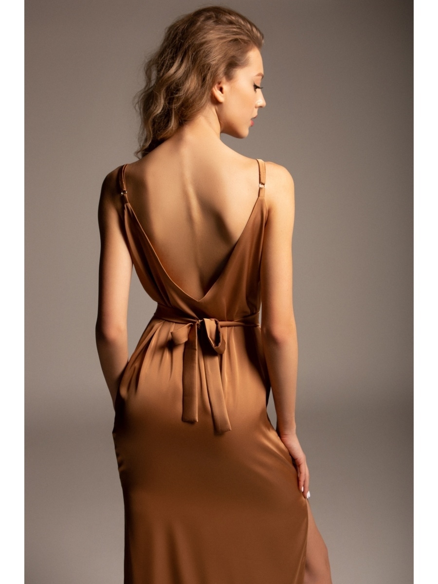 Платье из шёлка с треугольным вырезом на спине