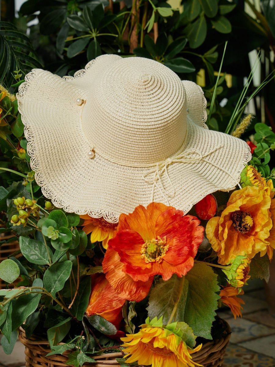 Цвет соломенной шляпы. Соломенная шляпа колокольчик. Шляпка соломенная с закругленными полями. Соломенная шляпа на осень образ. Соломенная шляпа Reserved.