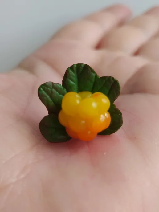 Tiny Petal Брошь сочная Ягода