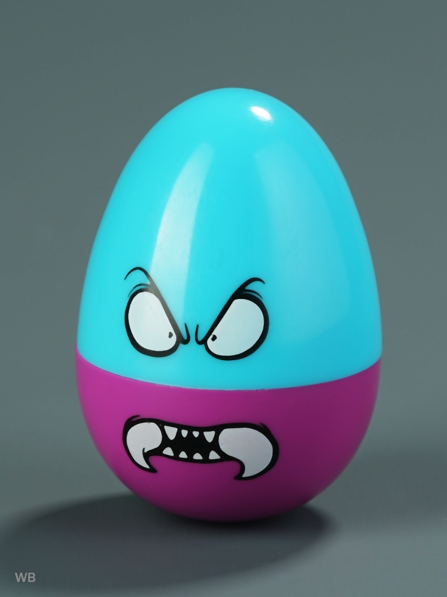 Яйца снизу. Игрушки яйца тресканные. Треснутые яйца игрушки что внутри. Игрушка стресс розовый маленький осьминог из Дикси 2020 г.