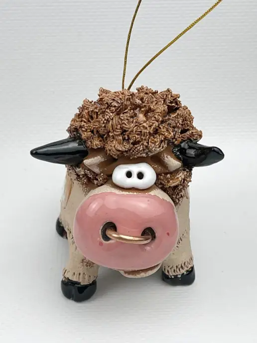 Ceramic Fauna Глиняный колокольчик ручной лепки Бык, елочная игрушка, розовый, фото 5