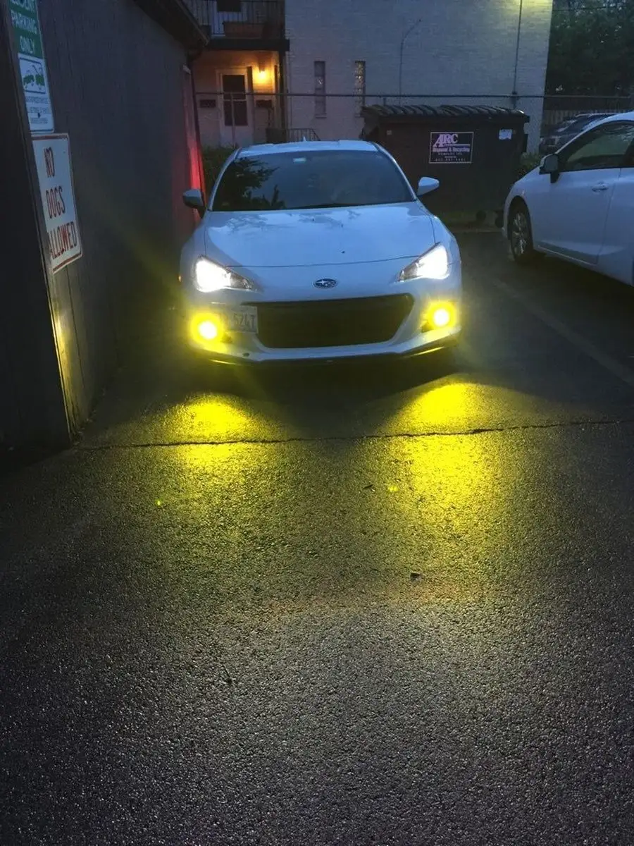 Желтый свет на дороге. Желтые лампы Ближний свет WRX. Светодиодная лампа h11 желтые Honda Civic. Subaru BRZ желтые фары. Ксенон 3000к в ПТФ белый цвет.