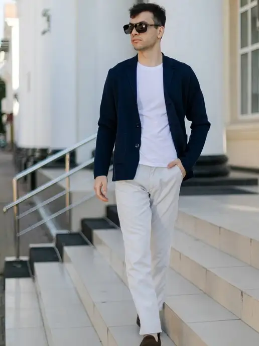 Салатовый пиджак с белыми джинсами и белой футболкой