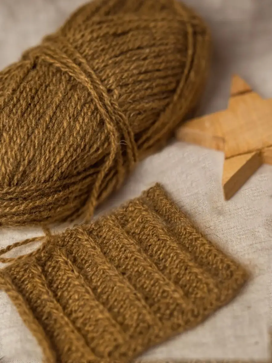 Шерстяная пряжа для вязания – виды, свойства и особенности ухода