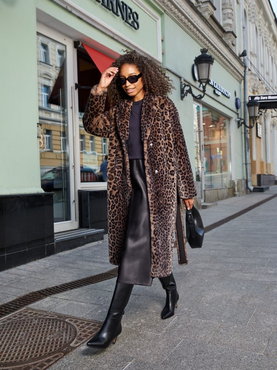 Городской стиль образы модные с черным классическим пальто 2022