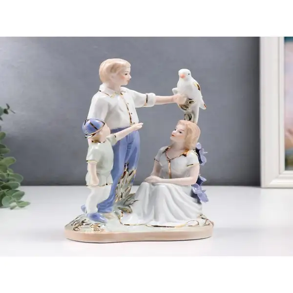 Сувенир Семья на прогулке с птицей 20см