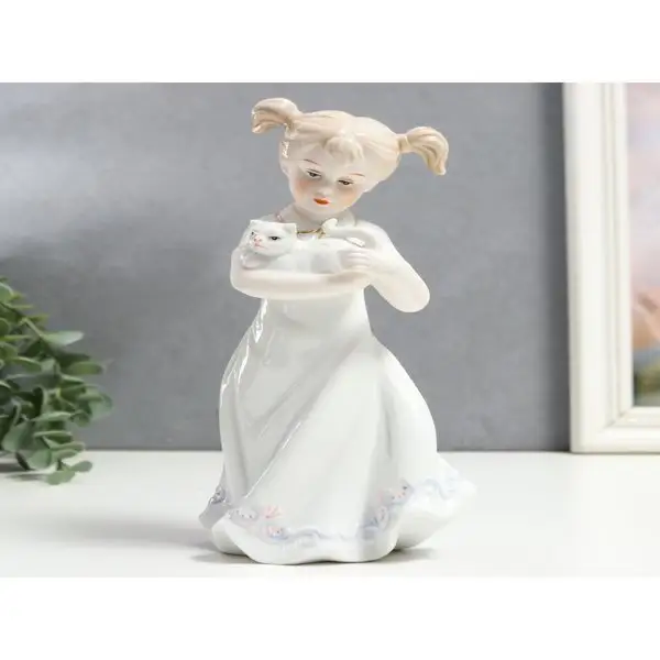 Фигурка Девочка с котёнком 22,5х7х12 см